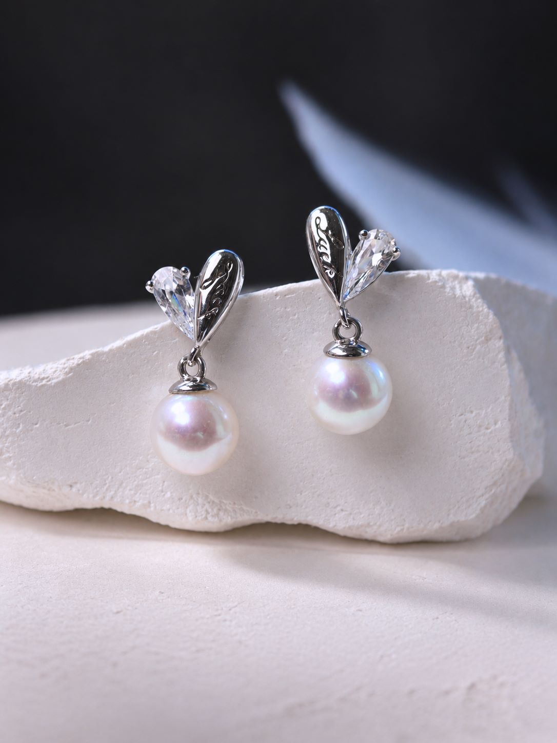 Demi Pearl Earrings with pear-cut CZ and 925 sterling silver heart motifs, finished with luminous freshwater pearl drops