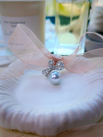 Cyrene Solitaire Bow Pearl Ring with ribbon styling — one-of-one South Sea pearl and diamond ring detail